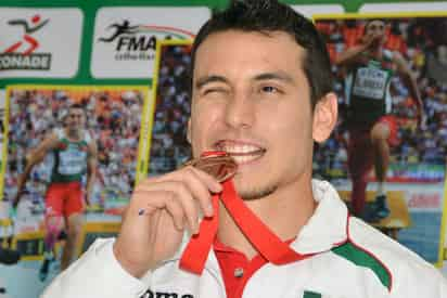 El atleta sonorense Luis Rivera, medallista mundial en Mosú 2013 y campeón mundial universitario en Kazán 2013, llegó ayer a México. (Jam Media)