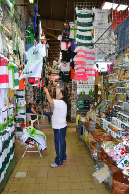 Para las visitas. Las réplicas de la playera del Santos Laguna ya son parte de los puestos de recuerditos en el Mercado Juárez.