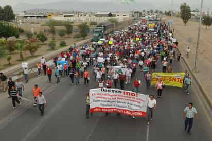 Los maestros marcharon por el Periférico en donde se vio afectado el tráfico por cerca de una hora. (El Siglo de Torreón)
