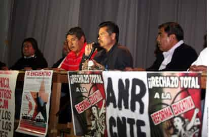 Resultados.Instalados en su nuevo plantón en el Monumento a la Revolución, los maestros de la            CNTE dialogan sobre el saldo de su desalojo del Zócalo. Hasta el momento la policía ha liberado a 23 de los 31 detenidos el pasado viernes.