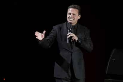 Luis Miguel esta vez se presentó mas conversador con sus seguidoras en donde algunas se fueron decepcionadas porque el histrión ya no regresó a pesar de los gritos que le pedían otra canción. (Archivo)

