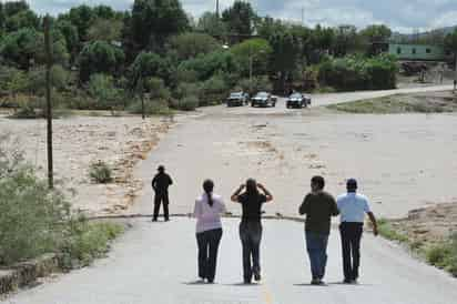 Aislados. Funcionarios de Conagua llegan a un vado desbordado por el río Aguanaval en el poblado de Juan Eugenio, rumbo a la Sierra de Jimulco. La crecida del río dejó a esta zona del municipio de Torreón parcialmente incomunicada.