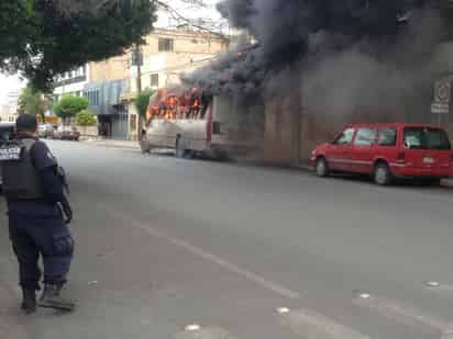 La unidad fue quemada en el cruce de las calles Acuña y Allende. (El Siglo de Torreón)