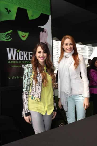 Estreno. La actriz Danna Paola firmó 100 boletos con el nombre de Glinda, su personaje en esa producción.