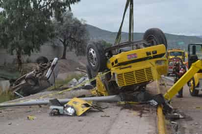 Muerto. Conductor de grúa termina con el cuerpo destrozado al volcarse a la altura de la vialidad conocida como 'La Curva del Japonés' del municipio de Lerdo.