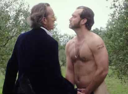 En el avance de la película aparece junto a Richard E. Grant, una escena donde aparece desnudo, lo que permite apreciar que aumentó 13 kilos para interpretar al personaje. (Tomada de DailyMail.co.uk)