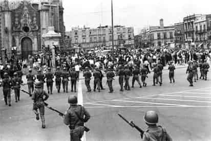 Represión. Las fuerzas del Gobierno persiguieron a los estudiantes en la Plaza de las Tres Culturas.