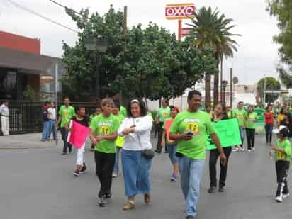 Cientos de laguneros dieron vida ayer a la caminata ‘Quiero Vivir Sano’, destinada a promocionar los hábitos para lograr un mejor estado de salud.