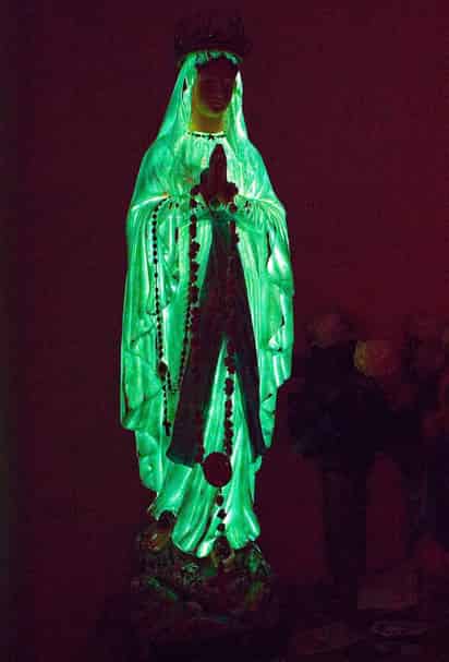 El último fenómeno paranormal, el de la imagen de la Virgen que irradia luz en casa de una de las videntes, ha sido explicado por científicos de Zagreb como un 'truco' en el que se ha usado pintura fluorescente con aluminato de estroncio, por lo que han pedido permiso para analizar la estatua. (EFE)
