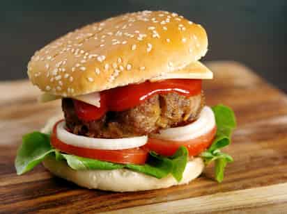 Ya para finales del siglo XIX, mientras arribaban embarcaciones de Alemania a Estados Unidos, se empezó a preparar el antecedente directo de la hamburguesa, aunque su nombre original era 'filete americano estilo Hamburgo'. (ARCHIVO)
