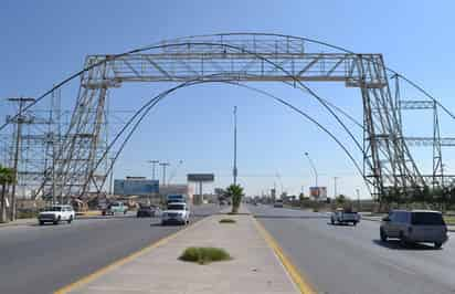 Sin terminar. Actualmente la 'puerta de Torreón' luce incompleta, sólo hay una estructura olvidada.