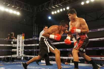 Un emocionante combate fue el que brindó el lagunero (derecha), quien lució sus cualidades a lo largo y ancho del ring. (Cortesía Boxing Time)