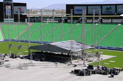 Gran producción. El montaje del escenario comenzó  desde la tarde del jueves y continuó todo el viernes, aún hay boletos a la venta.