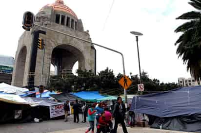 El PAN señaló que el plantón de la CNTE ha ocasionado pérdidas a los comercios de la zona por casi 300 millones de pesos y las ventas han caído en 80 por ciento. (Archivo)