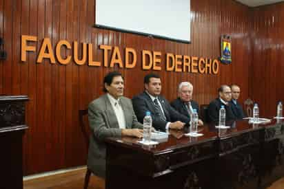 Obras. La Facultad de Derecho presentó tres libros.