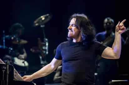 El pianista y compositor griego Yanni, quien reúne géneros de orquesta, instrumental y lírico, y saltó a la fama a nivel mundial con 'Yanni live at the Acropolis', celebra su cumpleaños numero 59. (ARCHIVO)