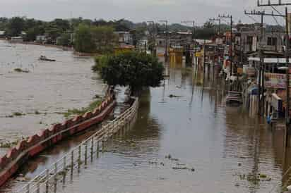 Se desborda.  Habitantes de Minatitlán, Veracruz, tuvieron que ser desalojados debido al desbordamiento del río Coatzacoalcos.