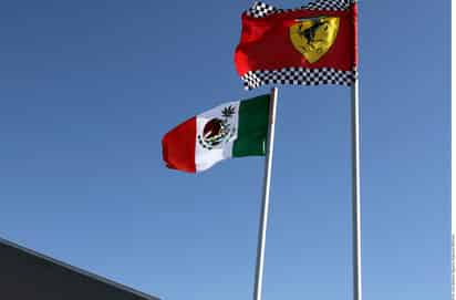 Polémica. La bandera muestra una hoja de la planta junto al escudo nacional, la fotografía fue publicada en Twitter.