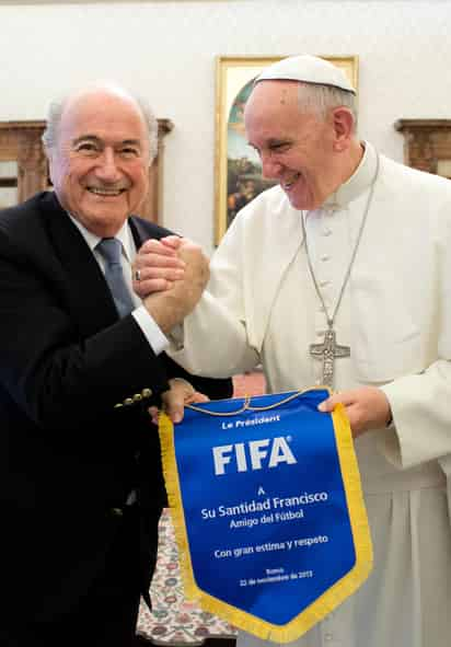 La reunión llegó ocho meses después de la elección de Francisco como pontífice, momento en el que Blatter, a través de una carta pública, definió al papa argentino como 'un gran apasionado del fútbol y de un equipo apodado La Santa Escuadra'. (AP)