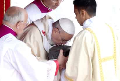 Tras la lectura del evangelio,  el pontífice la sostuvo la caja de bronce con los restos de San Pedro en señal de adoración. (EFE)