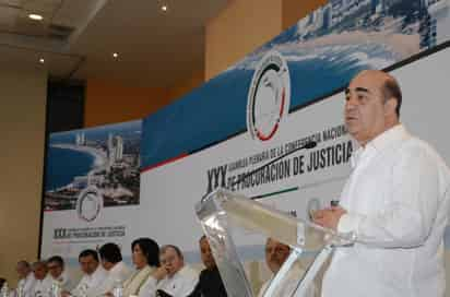 El procurador General de la República, Jesús Murillo Karam; el secretario de Gobernación, Miguel Ángel Osorio Chong y el gobernador de Sinaloa, Mario López Valdez, encabezaron la XXX Asamblea plenaria de la conferencia nacional de procuración de justicia, en Mazatlán, Sinaloa. (Notimex)