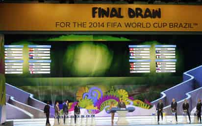 El secretario general de la FIFA, Jerome Valcke, y la presentadora Fernanda Lima encabezaron el evento en el cual quedaron definidos los ocho grupos del Mundial de Brasil 2014. (AP)