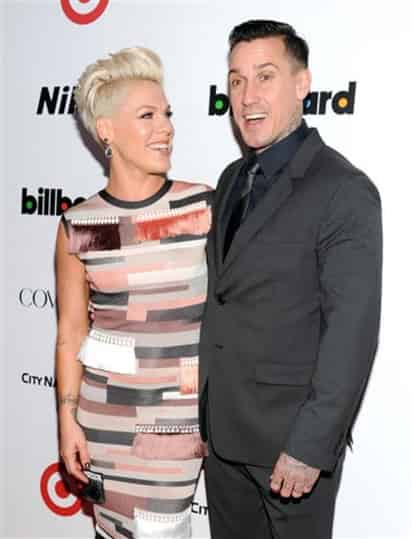 'Al final del día, puedo arrastrarme a su regazo y quejarme, así que alguien me quiere premiar por eso, deben darle a él el galardón', comentó Pink sobre su esposo. (AP)