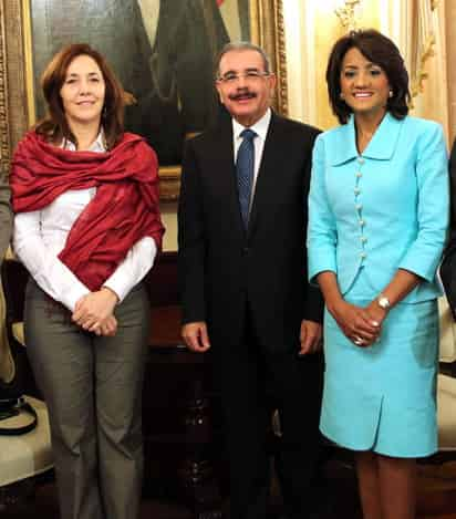 Mariela Castro (izq.), hija del gobernante cubano Raúl Castro, posando junto al presidente dominicano Danilo Medina (centro) y la primera dama, Cándida Montilla (der.), durante una visita a República Dominicana. (Archivo)