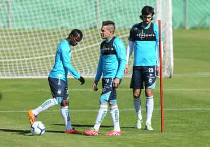 El argentino Mauro Cejas (cen.) durante la práctica de Santos Laguna junto a sus compañeros el colombiano Carlos Darwin Quintero (izq.) y el uruguayo Jonathan Lacerda. (Jesús Galindo López)