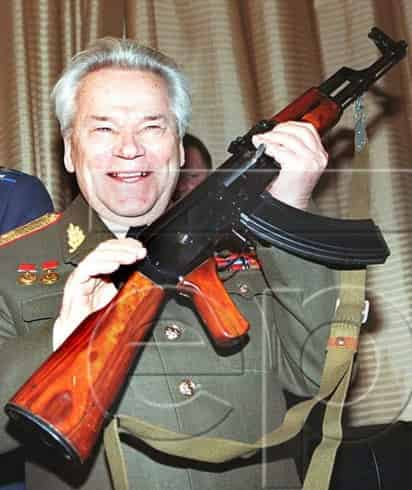 Mijaíl Kaláshnikov fue el inventor del fusil AK-47, conocido como 'cuerno de chivo', que actualmente es el arma más utilizada del mundo. (Archivo)