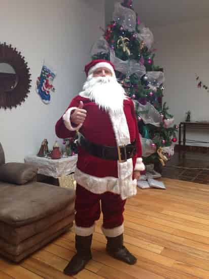 Miguel Hererra retuiteó la foto que publicó su hija Tamara en la red social, en la que se le aprecia muy feliz vistiendo el tradicional traje de Santa Clós. (Twitter @MiguelHerreraDT)