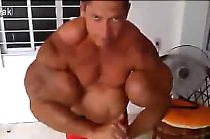 El hombre presume su musculatura producto de la inyección excesiva de Synthol. (YouTube)