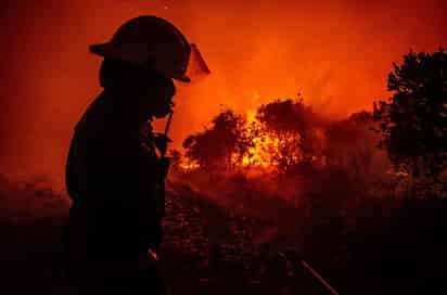 Sebastián Piñera, presidente de Chile, anunció la inclusión de otros dos aviones con capacidad de 3.000 litros de agua para combatir los incendios y dos nuevos helicópteros para zonas altas y de difícil acceso. (EFE)