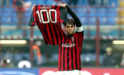 Ricardo Kaká muestra una camiseta con el número '100'. (EFE)