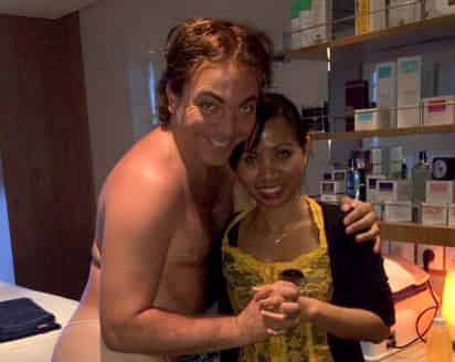 Cristian Castro publicó una polémica imagen en la que aparecía prácticamente sin ropa al acudir a recibir un masaje. (Twitter) 