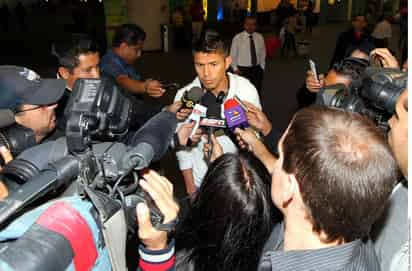 El jugador santista llegó a la Ciudad de México para reportarse con la Selección Nacional que este miércoles enfrentará a Corea del Sur en San Antonio, Texas, en duelo de preparación al Mundial 2014.