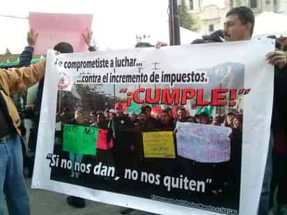 La manifestación inició a las 11:00 horas en la Alameda Zaragoza de donde marcharon hasta la Plaza de Armas donde el gobierno estatal improvisó una brigada de salud y seguridad que sirvió para blindar la entrada del Palacio de Gobierno. (EL SIGLO DE TORREÓN)