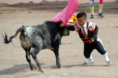 Como es una costumbre, los ‘pequeños gigantes’ del ruedo se vestirán de luces para dar vida a la minicorrida de toros. (Archivo)