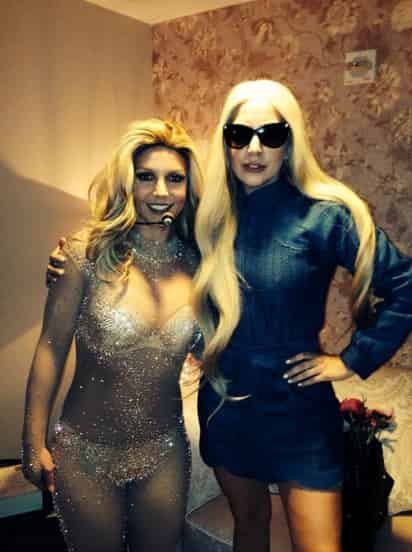 Lady Gaga compartió una foto en la que aparece al lado de Brintey Spears antes de iniciar su concierto en Las Vegas. (Twitter) 
