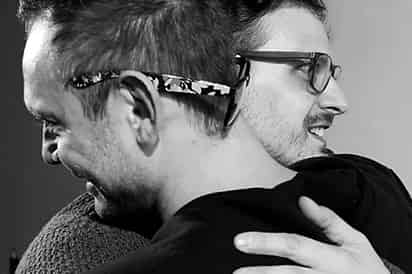 The First Hug Gay es un experimento para analizar las reacciones de personas homofóbicas y homosexuales al abrazarse. (YouTube)