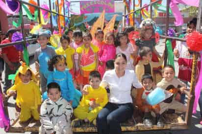 Desfile. Ataviados con disfraces alusivos a la llega de la primavera, los pequeños desfilaron por las calles de San Pedro.