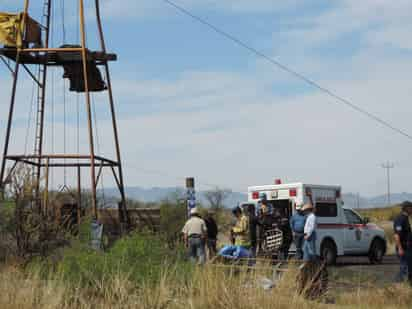 Incertidumbre. Rescatistas llegan al lugar con el apoyo de una ambulancia. 