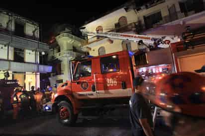 Los cuerpos calcinados de cinco personas fueron hallados hoy entre los escombros de un caserón arrasado ayer por un incendio en el Casco Antiguo de la capital panameña, con lo que se elevaron a siete las víctimas del siniestro. (Foto: EFE)