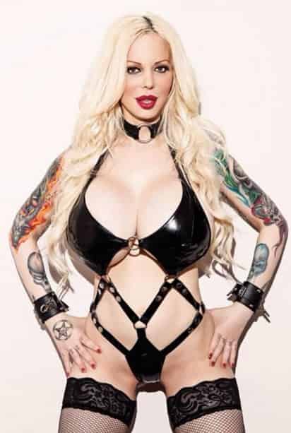 En esta ocasión Sabrina está causando polémica ya que aparte de quitarse todo, muestra poses que remarcan su afición al sadomasoquismo y a la pornografía. (ESPECIAL)