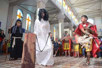 Azotes. Ayer jueves fue la escenificación,  juicio y sentencia del Señor,  dentro del Viacrucis,  con la participación de niños y adolescentes. Éste terminó en el parque Guadalupe Victoria. 