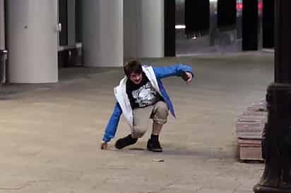 Un chico se lanza para recoger el billete. (YouTube)