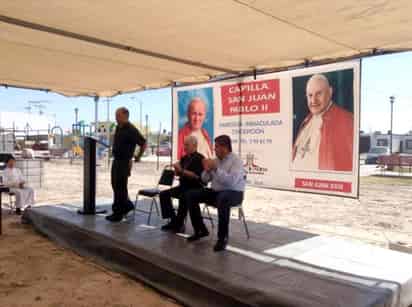 El alcalde de Torreón, Miguel Riquelme, participó en el evento de la colocación de la primera piedra de la Capilla de San Juan Pablo II. 