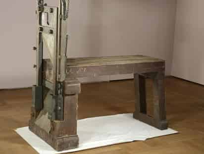 La guillotina se convirtió habitual en Francia desde abril de 1792, cuando fue usada por primera vez, hasta el año de 1977, tan sólo tres años antes de que la pena de muerte fuera abolida en el país y se prohibiera de forma tajante su uso. (ARCHIVO)