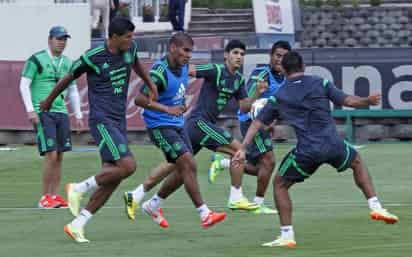 Los seleccionados de América que ya están concentrados en el Tri, hablaron sobre el fichaje del 'Cepillo' al conjunto de Coapa. (El Universal)