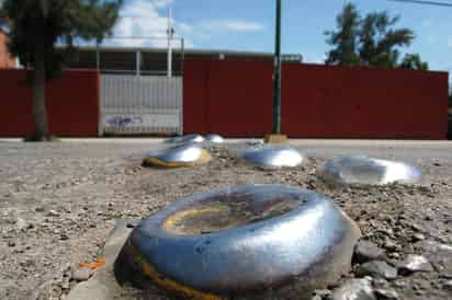 Boyas. En la avenida Corregidora y calle 16, afuera de una escuela, hay boyas que están incompletas y en mal estado, por lo que no cumplen con su función de moderadoras de velocidad, los conductores sólo las esquivan. Mientras que hay zonas donde sí se justifica la instalación de los moderadores, como en las escuelas y los hospitales, otras áreas debieran ser de circulación rápida, pero algunas instituciones los colocan sin permiso de las autoridades.